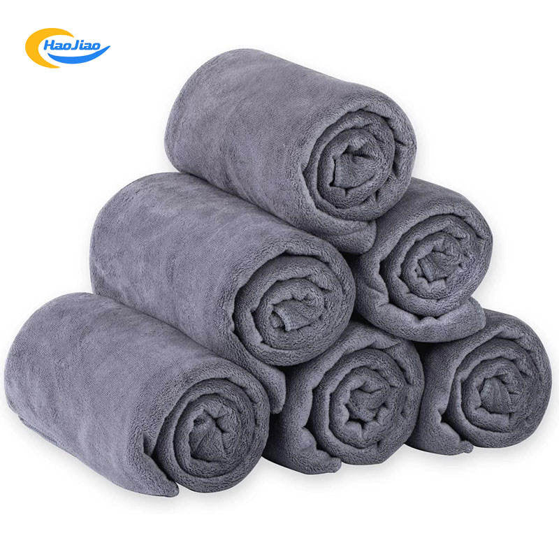 Bayetas de microfibra apiladas para limpieza de coche