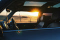 Sol de frente sobre el salpicadero de un coche