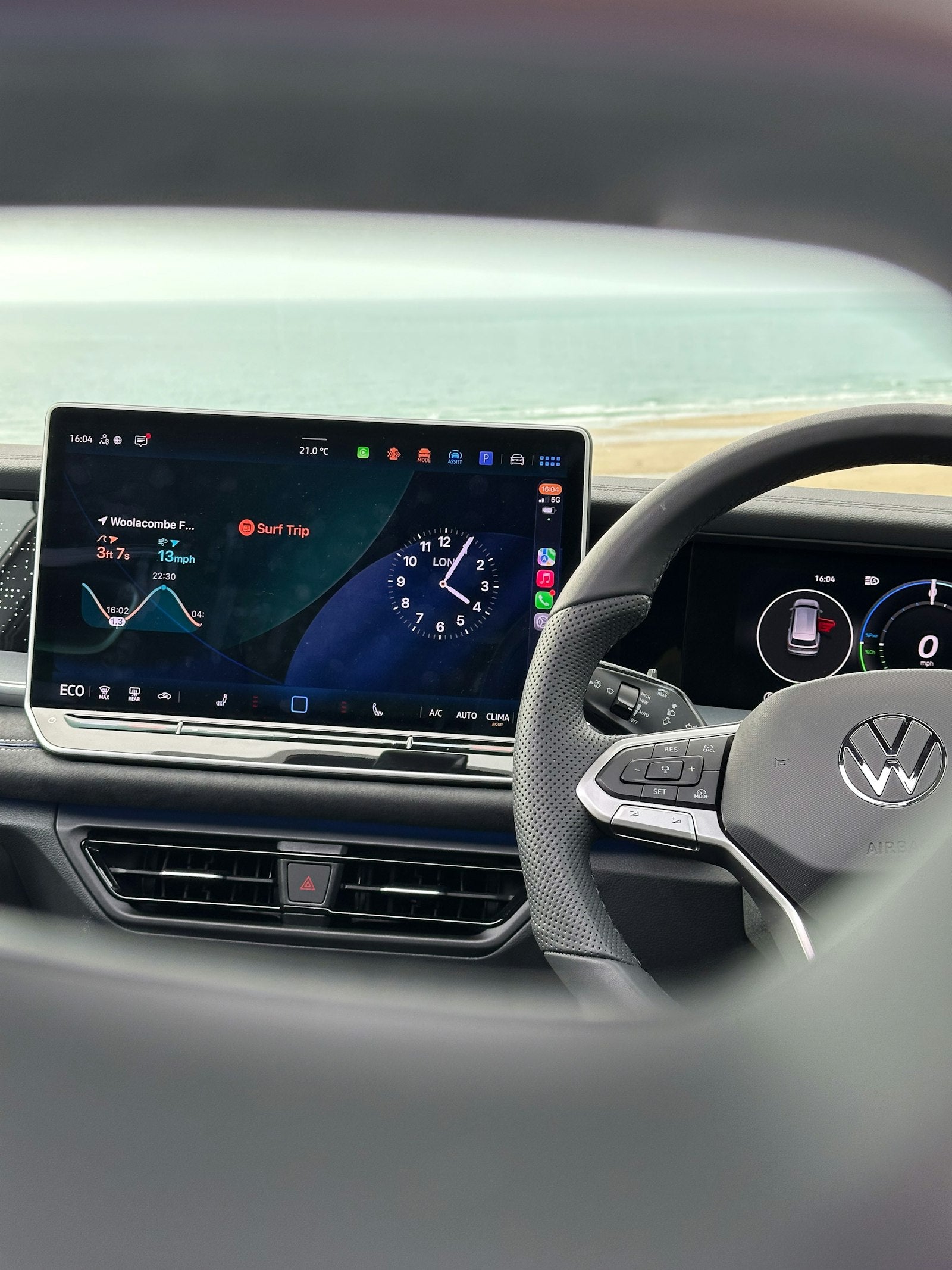 Vista del habitáculo con la pantalla panorámica encendida junto al volante