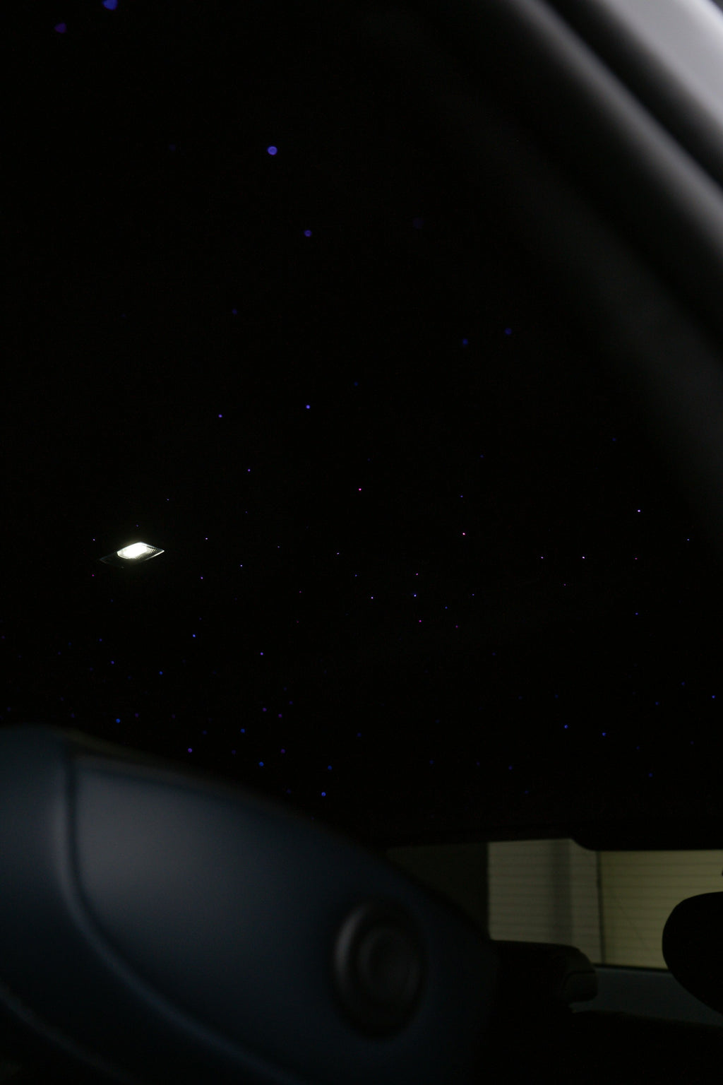 Interior del coche de noche con luz ambiental